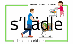 Unser Logo, dieses auf weißem Hintergrund erstellt, darauf sind zwei gezeichnete Personen mit Einkaufwagen abgebildet. Im oberen Teil ist der Slogan: (Frische. Genuss. Dahoim.), im mittleren Teil der Name (s'Lädle) und im unteren Bereich die Domain der Webseite (dein-sbmarkt.de) dieses umrandet, mit einem grünen Rahmen abgebildet ist.