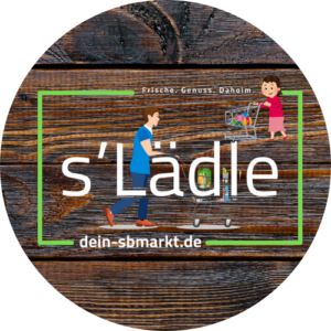 Unser Logo rund, dieses auf einem Holzbrett abgebildet ist. Auf diesem sind zwei gezeichnete Personen mit einem Einkaufwagen. Im oberen Teil ist der Slogan: (Frische. Genuss. Dahoim.), im mittleren Teil der Name (s'Lädle) und im unteren Bereich die Domain der Webseite (dein-sbmarkt.de) dieses umrandet, mit einem grünen Rahmen abgebildet ist.