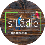 Logo Webseite Rund Unser Logo rund, dieses auf einem Holzbrett abgebildet ist. Auf diesem sind zwei gezeichnete Personen mit einem Einkaufwagen. Im oberen Teil ist der Slogan: (Frische. Genuss. Dahoim.), im mittleren Teil der Name (s'Lädle) und im unteren Bereich die Domain der Webseite (dein-sbmarkt.de) dieses umrandet, mit einem grünen Rahmen abgebildet ist.